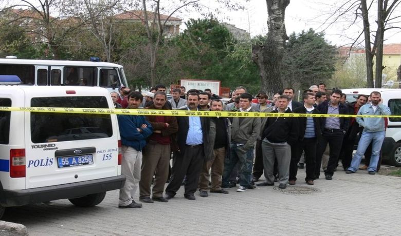 Bafra Belediyespor Kulübü'ne SilahlıSaldırı: 1 Ölü, 2 Yaralı - TFF 3. Lig ekiplerinden Bafra Belediyespor Kulübü'ne düzenlenen silahlı saldırıda 1 kişi hayatını kaybetti, 2 kişi yaralandı.