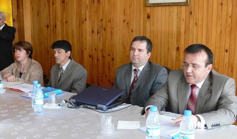 Orman Muhafaza Memurlarına Tck Ve Cmuk Anlatıldı - Bafra Cumhuriyet Başsavcılığı tarafından orman muhafaza memurlarına, Türk Ceza Kanunu (TCK), Ceza Mahkemeleri Usulü Kanunu (CMUK) ve Orman Kanunu'ndaki değişiklikler hakkında seminer verildi. Bafra Orman İşletme Müdürlüğü Lokali'nde gerçekleştirilen seminere konuşmacı olarak katılan Bafra Cumhuriyet Başsavcısı Salih Çokal, Anayasa'daki yeni değişiklikleri, CMUK'taki arama ve el koyma, görevli memurların silah taşıma ve kullanma yetkileri, Orman Kanunu'nda adli yazışma ve tutanaklar, TCK'da düzenlenen görev suçları, millete ve devlete karşı suçlar ve son hükümler, orman suçlarının takibi, orman suçlarında müsadere ve tutanaklar hakkında ayrıntılı bilgi aktardı. Bafra Orman İşletme Müdürü Yılmaz Tümer ise seminer sonunda Başsavcı Salih Çokal'a günün anısına plaket takdim etti.