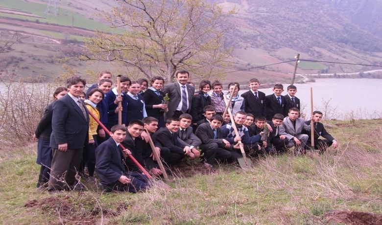Öğrencilerden Hatıra Ormanı - Samsun'un Bafra Kızılırmak Lisesi Çevre Koruma ve İzcilik Kulübü öğrencileri tarafından Derbent Barajı kenarında bulunan İnözü-Koşaca mevkisine çam fidanı dikerek 'hatıra ormanı' oluşturdu. Kızılırmak Lisesi Müdürü Ömer Demirkol, daha önce dikimi gerçekleştirilen, ancak kuruyan 50 çam fidanını yenilediklerini, 50 adet de yeni çam fidanı diktiklerini kaydetti. Demirkol, öğrencileri özellikle bu çalışmanın içine katarak onlara doğa sevgisini ve çevreyi korumayı, ağaç dikmeyi sevdirmeye çalıştıklarını söyledi.