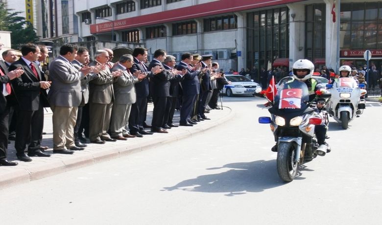 Türk Polis Teşkilatı'nın 163. Yıldönümü - Samsun'un Bafra ilçesinde, Türk Polis Teşkilatı'nın 163. kuruluş yıldönümü dolayısıyla  Atatürk Anıtı'na çelenk sunuldu ve tören geçişi yapıldı. Kutlama programı, Bafra İlçe Emniyet müdürü Kadri Özkan'ın Atatürk Anıtı'na çelenk koymasıyla başladı, ardından saygı duruşunda bulunuldu ve İstiklal Marşı okundu. Günün anlam ve önemiyle ilgili bir konuşma yapan İlçe Emniyet Müdürü Kadri Özkan, ''Emniyet Teşkilatı olarak üzerimize düşen görevlerin bilinci içinde ülkemiz için çalışmalarımızı yapmaktayız. Vatandaşımızla sürekli iç içe çalışıyoruz. Bu noktada Bafra'da görev yapmak bir onurdur” dedi.