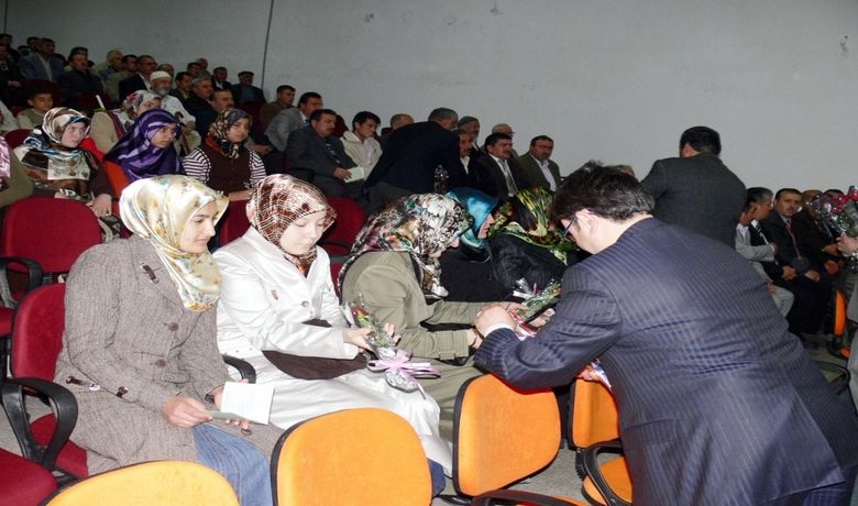 "Milli Ve Manevi Değerlerimiz" Konferansı Prof. Dr. Salim Öğüt: "Din DoğruAlgılanıp Doğru Yaşandığında İnsan Sükunete Erer, Kendisiyle Ve Toplumla Barışık Yaşar" - Hitit Üniversitesi İlahiyat Fakültesi Öğretim Üyesi Prof. Dr. Salim Öğüt, manevi değerlerin başında Allah sevgisinin geldiğini belirterek, "Din doğru algılanıp doğru yaşandığında insan sükunete erer, kendisiyle ve toplumla barışık yaşar" dedi.