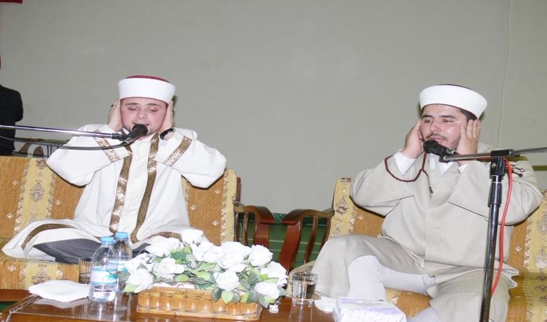 Bafra'da Kur'an-ı Kerim Ziyafeti - Bafra Diyanet Mensupları Derneği (BADİM-DER) tarafından düzenlenen Kur'an-ı Kerim ziyafeti büyük ilgi gördü. Saygı duruşunda bulunulması ve İstiklal Marşı'nın okunmasıyla başlayan programda açılış konuşmasını Bafra Diyanet Mensupları Derneği Başkanı İsa Uyar yaptı. Yaptıkları çalışmalardan bahseden Uyar, Bafra’da din görevlilerinin eğitim sevdasının her geçen gün arttığını dile getirdi. Bafra Kapalı Spor Salonu'nda, Türkiye genelinde ünlü hafızların verdiği Kur'an-ı Kerim ziyafetini yaklaşık 3 bin kişi izledi. Kur'an ziyafeti, Kur'anı güzel okumada Türkiye ikincileri Fatih İmdat ve Cihat Kodal tarafından verildi. Kur'an ziyafeti başlamadan önce hafızlar, vatandaşın yoğun ilgisiyle karşılaştı. 2 saat süren Kur'an-ı Kerim ziyafetinde Bafralılar, okunan Kur'an-ı Kerim ile unutulmaz bir gece yaşadı.