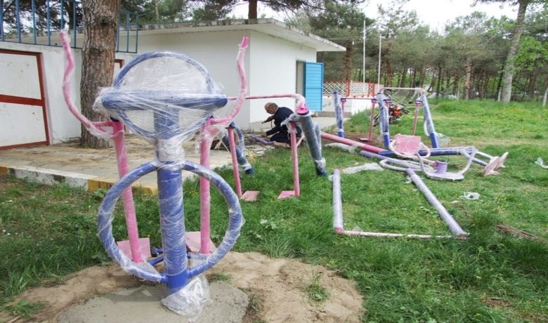 Bafra'ya Açık Hava Fitness Alanı - Samsun'un Bafra İlçe Belediyesi, sağlıklı yaşamda önemli yer teşkil eden egzersiz ve spor aletlerini vatandaşların uğrak yeri olan noktalara yerleştirerek, onları teşvik ediyor. İlk uygulama yeri olarak seçilen Ali Kale Turistik Tesisleri yanındaki çamlık mesire ve yürüyüş bölgesine fitness alanı kuruldu. Sağlıklı yaşam alanında yanbel, fonksiyonel masaj koltuğu, tekli yürüyüş, çiftli yürüyüş, makas çalışması, bel çalışması, mevlevi eteği, çiftli kürek, ayak çalışması, barfiks ve bisiklet aletleri yer alıyor.