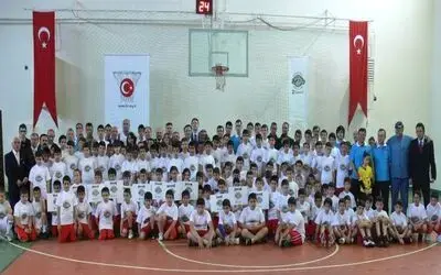 12 Dev Adam Basketbol Okulları 5. Türkiye Ligi Şöleni Türkiye Basketbol Federasyonu Tarafından Düzenlenen 12 Dev Adam Basketbol Okulları 5. Türkiye Ligi Şöleni, Samsun'un Bafra İlçesinde Başladı