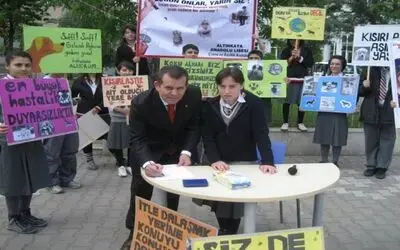 Öğrencilerden Sokak Köpekleri İçin İmza Kampanyası