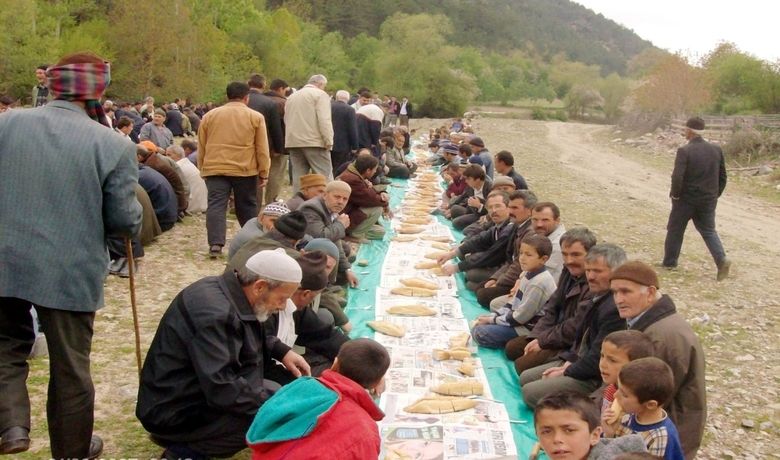 Orda Bir Köy Var Yanıbaşımızda Projesi - Samsun'un Bafra ilçesinde, Aktekke YİBO Müdürü Aydın Tuncer, Dedeli YİBO Müdürü Bünyamin Sekmen ve öğretmenler, "Orda Bir Köy Var Yanı Başımızda Projesi” kapsamında kırsal köydeki öğrenci velilerini ziyaret etti.