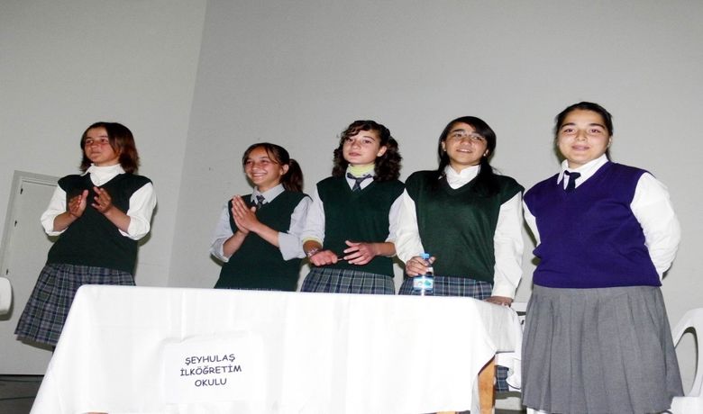 Biber Tarlasından Münazara Birinciliğine - Samsun'un Bafra ilçesine bağlı Şeyhulaş Köyü İlköğretim Okulu, şehir ve köy ilköğretim okullarının katıldığı 'Münazara Yarışması'nda birinciliği kazandı. Biber tarlasından toplanarak yarışmaya katılan öğrencilerin birincisi olması, takdirle karşılandı.