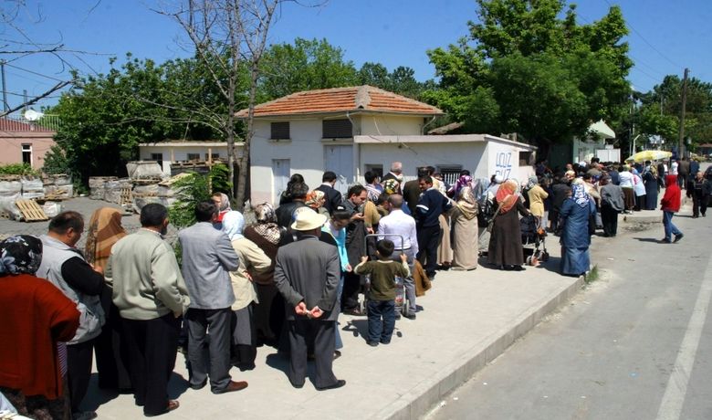 500 Metrelik Ucuz Pirinç Kuyruğu Samsun'da Daha UygunFiyatla Tmo'dan Pirinç Almak İsteyen Vatandaşlar, Uzun Kuyruklar Oluşturdu - Pirinç fiyatlarının 2.5 YTL'ye kadar düşmesine rağmen daha uygun fiyatla Toprak Mahsulleri Ofisi'nden (TMO) pirinç almak isteyen vatandaşlar, 500 metre uzunluğunda kuyruk oluşturdu.