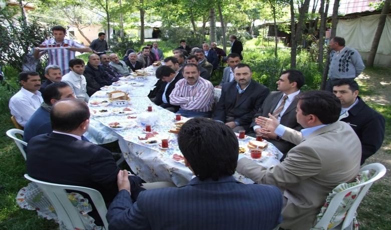Bafra Yabancılar Pazarı'nın Taşınmasında Uzlaşma - Samsun'un Bafra İlçe Belediye Başkanı Şükrü Neiş, Emirefendi Mahallesi'nde yapılacak yeni meydan için taşınması gündeme gelen Yabancılar Pazarı esnafıyla uzlaşma sağladı.