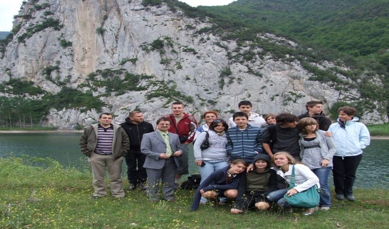 Belçikalı Öğrencilerin Bafra Gezisi - Fevzi Çakmak Lisesi'nin davetlisi olarak Samsun'a gelen Belçikalı öğrenciler, Bafra ilçesini ziyaret etti. Belçikalı öğrenciler Bafra'da, Belediye Başkanı Şükrü Neiş'i ziyaret ettikten sonra Bafra Ovası'nı, Kolay beldesini ve barajları gezdi.