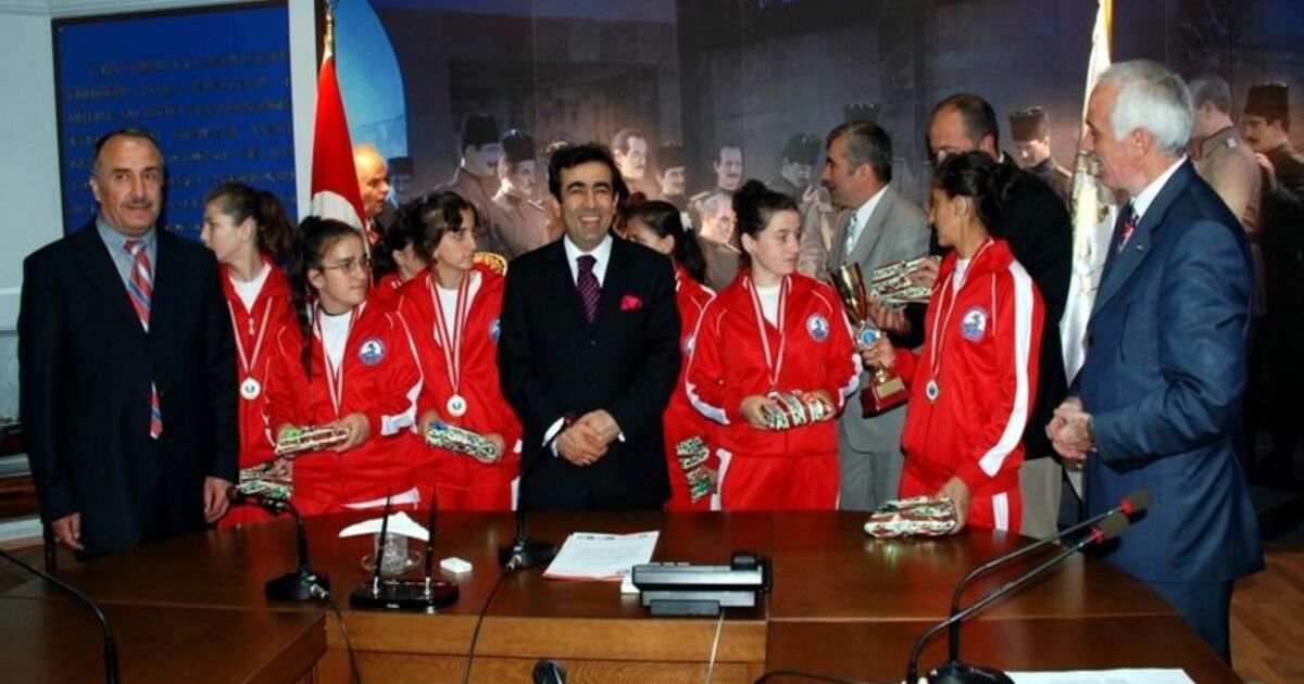 Şampiyon Öğrencilere Ödül Çeşitli Yarışmalar Ve Spor Oyunlarında Türkiye Derecesi Elde Eden İlköğretim Okulları Öğrencileri, Büyük Başarı Örneği Gösterdi
