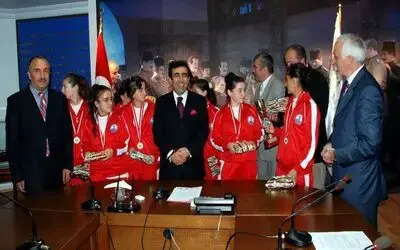 Şampiyon Öğrencilere Ödül Çeşitli Yarışmalar Ve Spor Oyunlarında Türkiye Derecesi Elde Eden İlköğretim Okulları Öğrencileri, Büyük Başarı Örneği Gösterdi