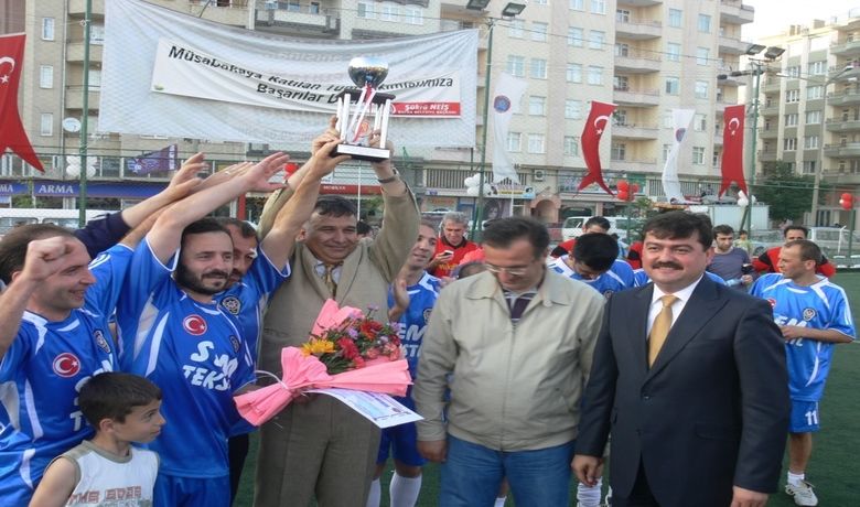 Öldürülen Teknik AdamlarınAnısına Futbol Turnuvası - Samsun'un Bafra İlçe Belediyesi ve Bafra Belediyespor tarafından merhum Bafra Belediyespor Teknik Direktörü Sedat Gezer ve Kaleci Antrenörü İsmail Kurt anısına organize edilen ve 28 takımın katıldığı Halı Saha Futbol Turnuvası'nda Bafra Emniyet Müdürlüğü şampiyon oldu.