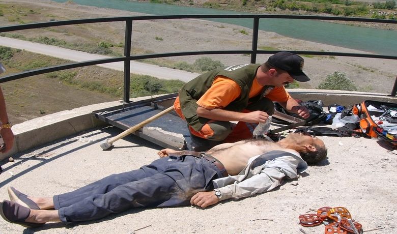 Zehirlenen İşçiyi Kene Isırdığı Ortaya Çıktı - Samsun'un Bafra ilçesinde 38 metre yüksekteki su deposu inşaatında izolasyon çalışmasında zehirlenen işçilerden birini kene ısırdığı ortaya çıktı.