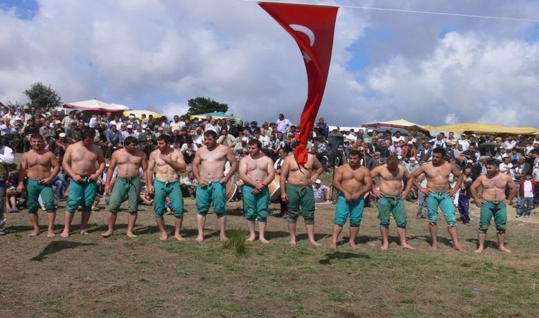 Bengü Güreşlerinde Başpehlivan Hasan Ergin - Samsun'un Bafra Bengü ve Civar Köyleri Kültür-Yardımlaşma ve Dayanışma Derneği tarafından organize edilen ve geleneksel hale getirilen ‘16. Geleneksel Bengü Yaylası Güreşleri’nde başpehlivanlığı Samsun'un Alaçam ilçesinden Hasan Ergin kazandı.