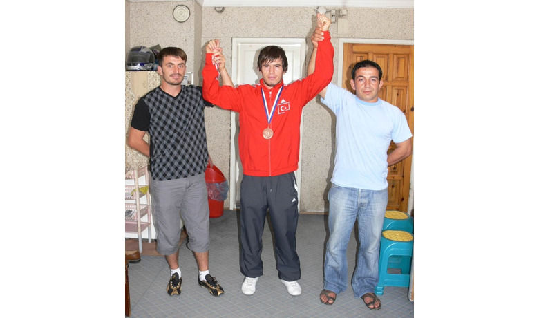 Hakkı Gürel Dünya Üçüncüsü Oldu - Bafra Güreş İhtisas Spor Kulübü sporcusu ve Kırşehir Ahi Evran Üniversitesi Beden Eğitimi ve Spor Yüksek Okulu 2. sınıf öğrencisi Hakkı Gürel, Yunanistan'ın Selanik şehrinde yapılan '8. Üniversitelerarası Dünya Şampiyonası'nda 60 kiloda dünya üçüncüsü oldu.