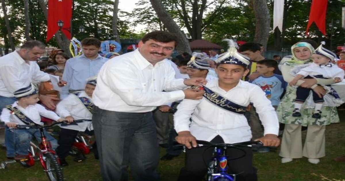 Bafra'da Sünnet Şöleni Samsun'un Bafra İlçe Belediyesi Tarafından Organize Edilen 5. Geleneksel Toplu Sünnet Şöleninde 150 Çocuk Erkekliğe İlk Adımı Attı