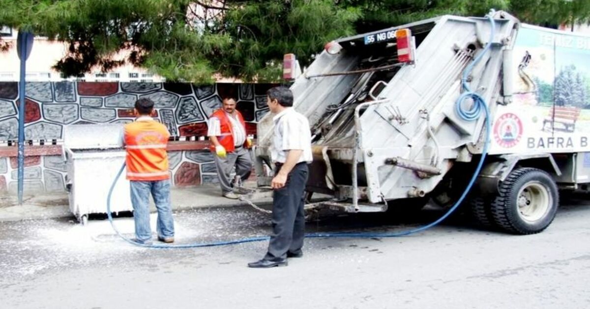 Bafra Belediyesi'nin Yeni Makinesi İş Başında Bafra Belediyesi, Yeni Aldığı Makina İle Çöp Konteynırlarını Dezenfekte Ediyor
