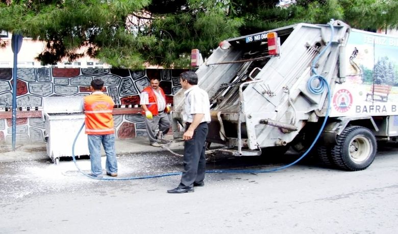 Bafra Belediyesi'nin Yeni Makinesi İş Başında Bafra Belediyesi,Yeni Aldığı Makina İle Çöp Konteynırlarını Dezenfekte Ediyor - Samsun'un Bafra Belediyesi, bünyesine yeni kattığı köpükle yıkama ve dezenfekte makinesi ile ilçe genelinde sürdürdüğü çalışmalarına devam ediyor.