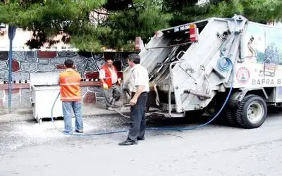 Bafra Belediyesi'nin Yeni Makinesi İş Başında Bafra Belediyesi, Yeni Aldığı Makina İle Çöp Konteynırlarını Dezenfekte Ediyor