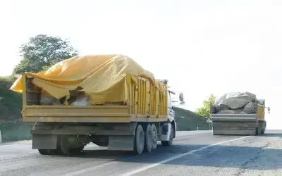Tehlikeli Yolculuk Samsun'un Bafra Ve Alaçam İlçesi Arasında Bulunan Samsun Karayolunda Dolgu Malzemesi Kayaları Taşıyan Kamyonlar Tehlike Saçıyor