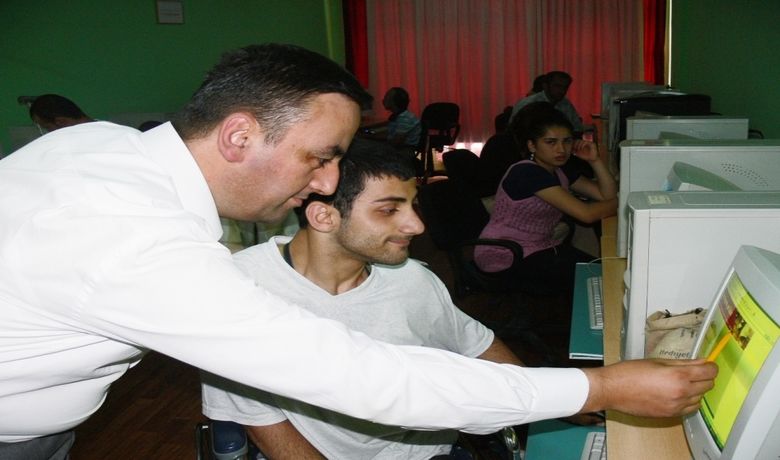 Bedensel Engellilerden Eğitim Projesine İlgi - Samsun'un Bafra ilçesinde, Eren Bilgi Akademisi ile Türkiye İş Kurumu (İş-Kur) tarafından engellilere 'Grafik tasarım ve web tasarım eğitim projesi' çerçevesinde kurs hazırlandı. Kurslara engelli 16 kursiyer katıldı.