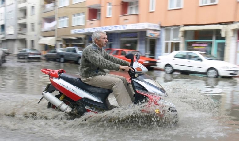 Bafra'da Yaz Yağmuru - Samsun'un Bafra ilçesinde sabah saatlerinde başlayan ve zaman zaman şiddetini artıran yaz yağmuru, hayatı olumsuz etkiledi.
