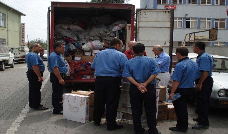 Başmüdürden Müşteri Kılığında Denetim - Antalya PTT Başmüdür Yardımcılığı görevinden Samsun'a PTT Başmüdürü olarak atanan Zekai Özkan, habersiz ziyarette bulunduğu Çarşamba İlçe PTT Müdürlüğü'nü müşteri kılığında denetledi.