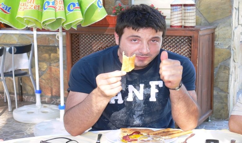 Davut Güloğlu, Bafra PidesiVe Bafra Karpuzuna Hayran Kaldı - Karadenizli türkücü Davut Güloğlu, Sinop Festivali'ndeki programından dönüşünde uğradığı Samsun'un Bafra ilçesinde, Bafra Belediye Başkanı Şükrü Neiş tarafından ikram edilen Bafra pidesi ve Bafra karpuzuna hayran kaldı.
