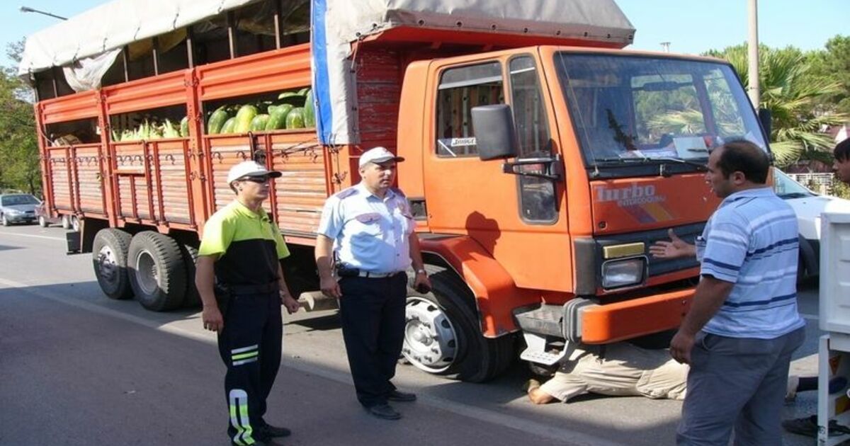 Sıcaktan Lastiği Patlayan Kamyon Trafiği Felç Etti