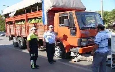Sıcaktan Lastiği Patlayan Kamyon Trafiği Felç Etti