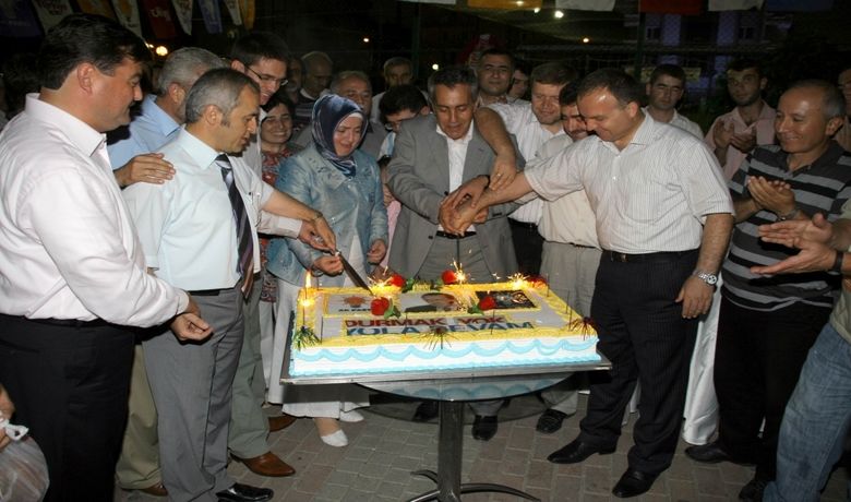 Ak Parti'nin Kuruluşunun 7. Yıldönümü Ak Parti Samsun İlBaşkanlığı, Ak Parti'nin 7. Kuruluş Yıldönümünü Pasta Keserek Kutladı - AK Parti Samsun İl Başkanlığı, AK Parti'nin 7. kuruluş yıldönümünü pasta keserek kutladı.
