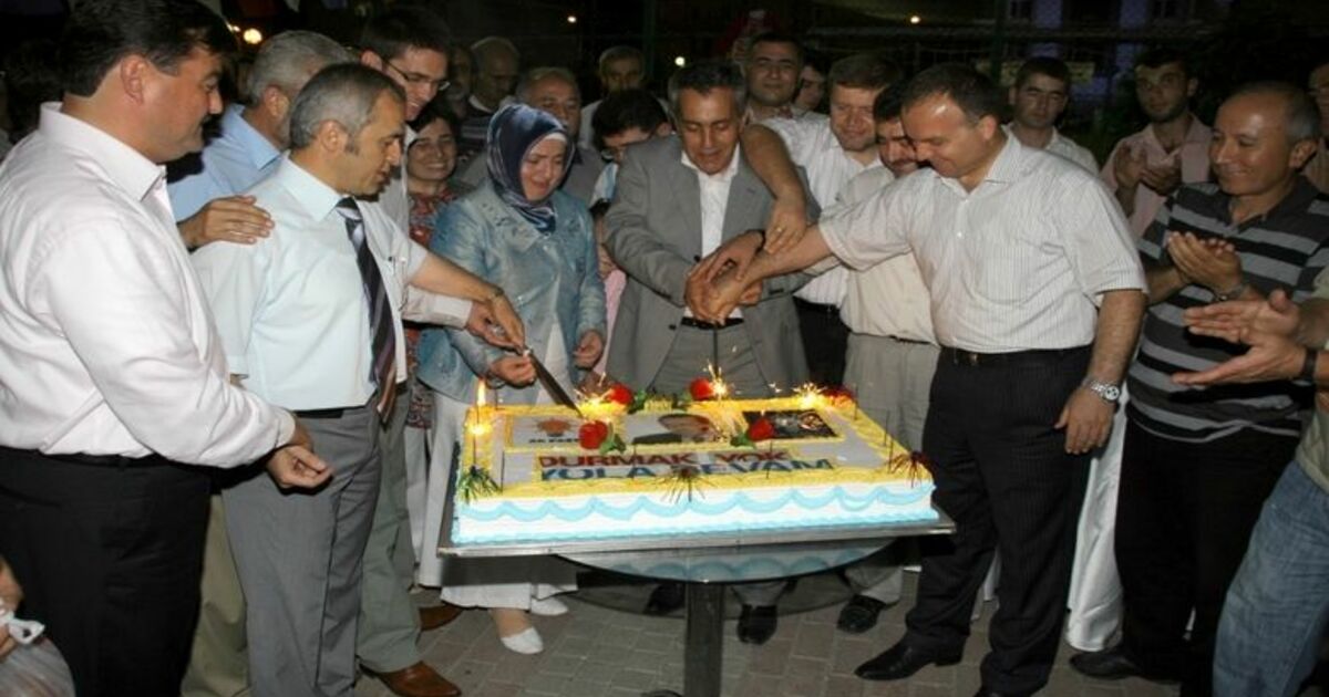 Ak Parti'nin Kuruluşunun 7. Yıldönümü Ak Parti Samsun İl Başkanlığı, Ak Parti'nin 7. Kuruluş Yıldönümünü Pasta Keserek Kutladı