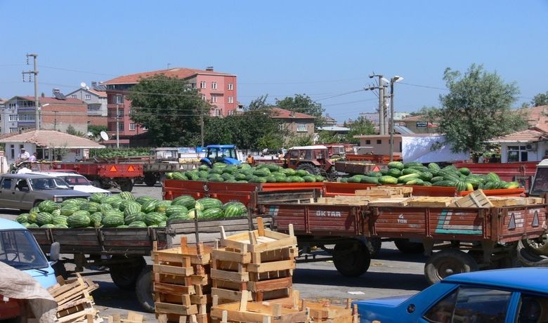 Karpuzda Kota İsteği Karpuz Üreticileri, Bafra Ovasında 18 Bin Dekar AlandaÜretilen Karpuzun Yüzde 50'sinin Tarlada Kaldığını, Bu Nedenle Kota İstediklerini Söyledi - Samsun'un Bafra Ovası'nda yaklaşık 18 bin dekar alanda üretilen karpuz ürününün yüzde 50'sinin tarlada kaldığı ve kota getirilmesi gerektiği bildirildi.