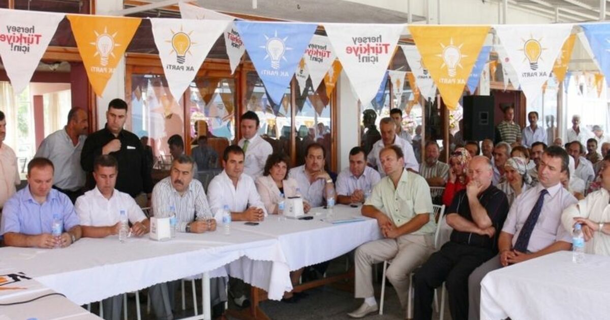 Ak Parti Yakakent İlçe Başkanlığı Kongresi Ak Parti Yakakent İlçe Başkanlığı 3. Olağan Kongresi'nde Mevcut Başkan Mehmet Gençoğlu Tekrar Başkan Seçildi