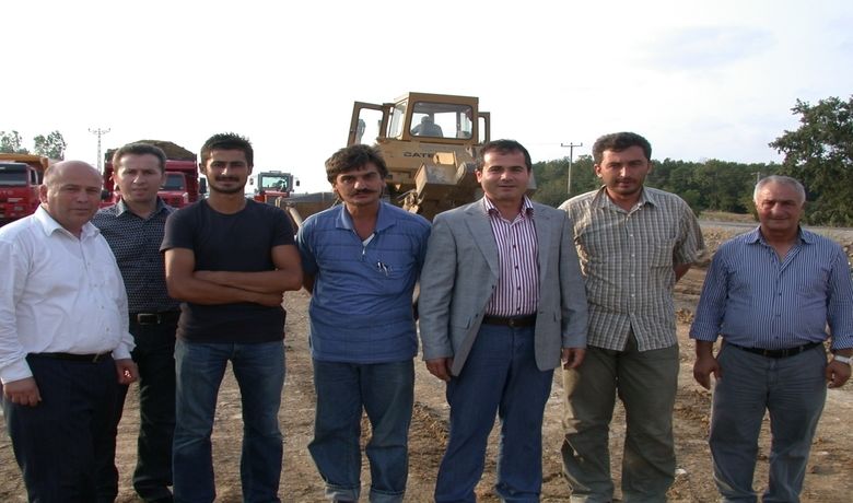 Bafra Yolu 2008'de Tamam Ak Parti Samsun Milletvekili Suat Kılıç: "Para, Pul Problemi Yok. 17 MilyonYtl Nakit Var. Erteleme, Tehir, Gecikme Gibi Kelimeleri Duymak Bile İstemiyorum. Bu Yol Yıl Sonuna Yetişecek" - AK Parti Genel Merkez Tanıtım ve Medya Başka Yardımcısı, Samsun Milletvekili Suat Kılıç, Samsun-Bafra karayolunun 2008 yılı sonuna kadar tamamlanacağını söyledi.