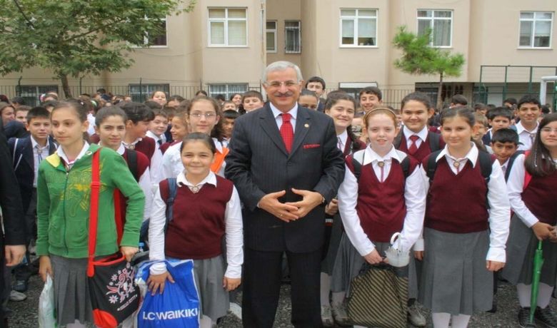 Milletvekili Yeni'nin Okul Ziyaretleri - AK Parti Samsun Milletvekili Ahmet Yeni, 2008-2009 eğitim-öğretim sezonunun açılmasıyla birlikte başlattığı okul gezilerine, merkezdeki lise ve ilköğretim okullarıyla devam etti.