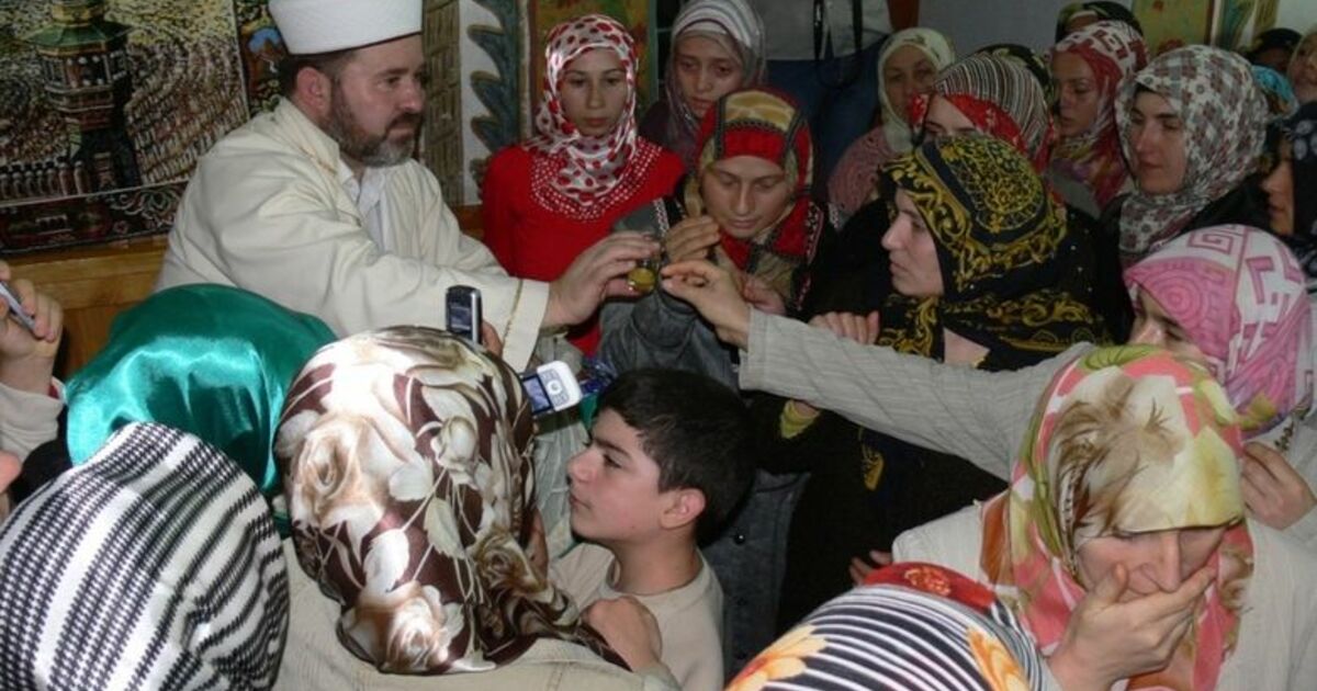 Sakal-ı Şerif İzdihamı Tarihi Büyük Camii'nde Kadir Gecesi'nde Ziyarete Açılan Sakal-ı Şerifi Görmek İsteyen Vatandaşlar İzdihama Yol Açtı