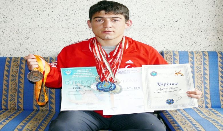 Sessiz Şampiyon, Olimpiyatlara Hazırlanıyor - Samsunlu işitme engelli güreşçi Şenol Aydın (23), 7 yıl içinde Dünya, Avrupa ve Türkiye şampiyonlukları elde ederek, 14 madalya aldı.