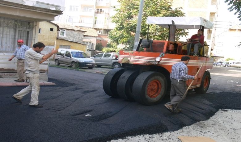 Bara'da Asfalt Çalışması - Bafra Belediye Başkanı Şükrü Neiş, geçen sene 40 bin ton asfalt döktüklerini, bu sene bu rakamın şuan 24 bin olduğunu, hava şartları iyi olursa 30-35 bin tona ulaşmayı hedeflediklerini söyledi.