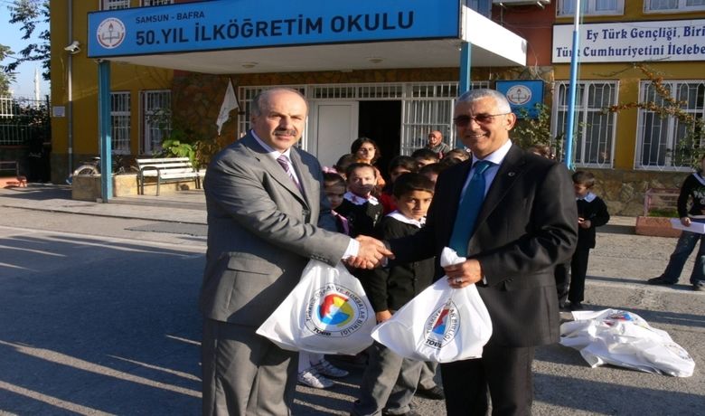 Tobb’dan Öğrencilere Eşofman Yardımı - Türkiye Odalar ve Borsalar Birliği (TOBB) tarafından eğitime destek amacıyla gönderilen bin 200 eşofman, Bafra Ticaret ve Sanayi Odası (TSO) tarafından Bafra, Alaçam, Yakakent ve 19 Mayıs ilçesindeki muhtaç öğrencilere dağıtıldı.