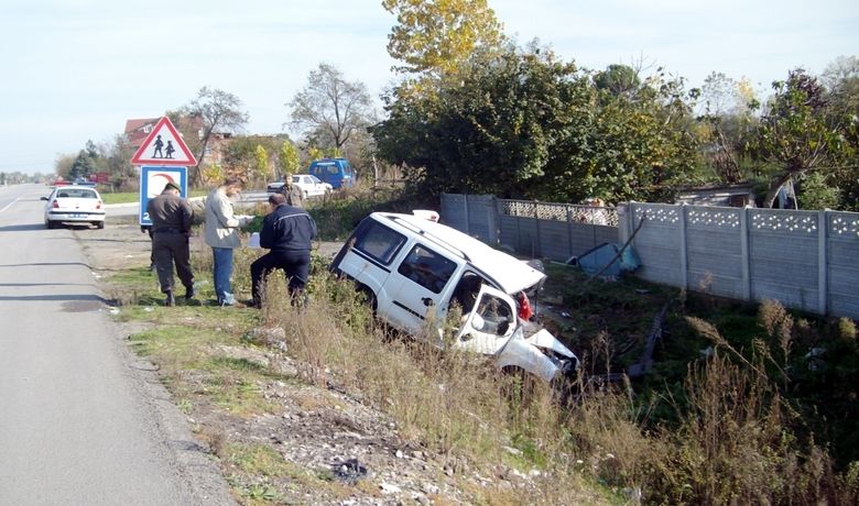 Samsun'da Trafik Kazası: 1 Ölü, 2 Yaralı - Samsun'un Çarşamba ilçesinde meydana gelen trafik kazasında 1 kişi hayatını kaybetti, 2 kişi de yaralandı.
