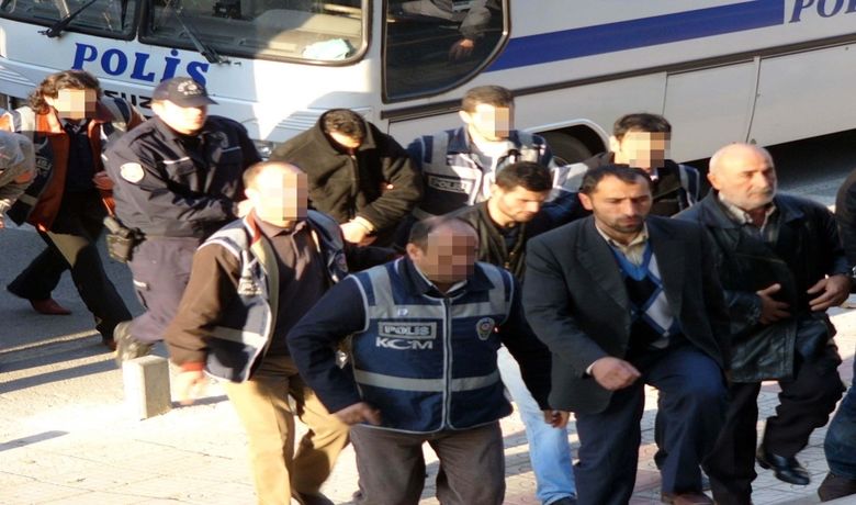 "Spatula 55" Operasyonu Zanlıları Adliyede Samsun'da 18.5 Kilo Esrar Ve 8Bin Ytl Sahte Parayla Yakalanan 27 Kişi, Bugün Samsun Adliyesi'ne Sevk Edildi - Samsun'da uyuşturucu satıcılarına yönelik düzenlenen "Spatula 55" adlı operasyonda gözaltına alınan 27 kişi, adliyeye sevk edildi.