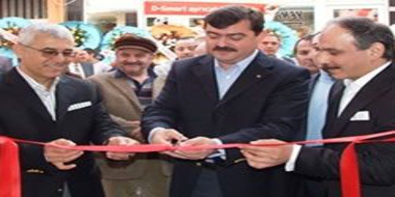 Yeni Çarşı Hizmete Girdi - Bafra İlçesinde,  Bay ve Bayan Giyim konusunda hizmet verecek olan Yeni Çarşı Mağazası, Cumartesi günü düzenlenen muhteşem törenle Bafra ve Bölge Halkının hizmetine açıldı.