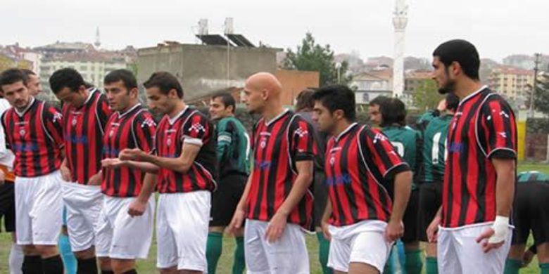 Ne Yaptın Bafra - Bafra Belediyespor, kendi sahasında Araklıspor´a 5-3 mağlup olurken kendi sahasında ilk yenilgisini alarak liderlik yarışında büyük yara aldı