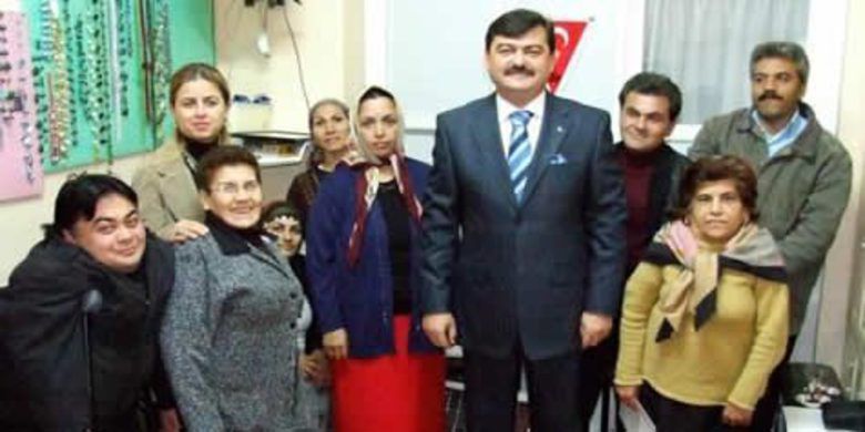 Kurs Belgelerini Başkan Neiş Verdi - Bafra Ortopedik Özürlüler Derneği üyelerine iş gücü yetiştirme kurs belgelerini Başkan Neiş verdi