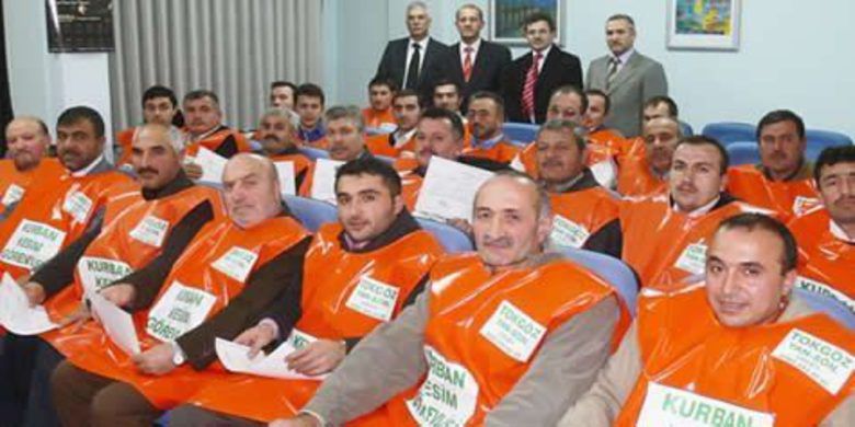 Kurbanları Ehil Eller Kesecek - Samsun`un Bafra İlçe Halk Eğitim Merkezi`nce Kurban Bayramı dolayısıyla düzenlenen `Kurban Kesim Elemanı Yetiştirme Kursu`nu başarıyla tamamlayan 32 kursiyere sertifikaları verildi.