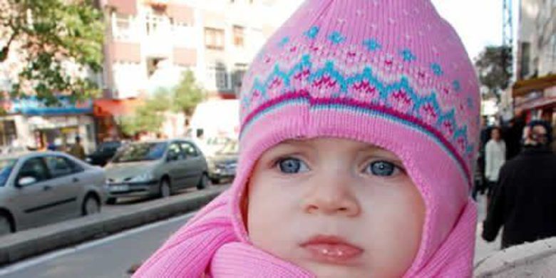 Çocuklar Kışın Kat Kat Giydirilmeli - Kış aylarında çocukların kalın ve tek kat yerine, `soğan modeli` olarak tabir edilen ince ve kat kat giydirilmesi gerektiği belirtildi.