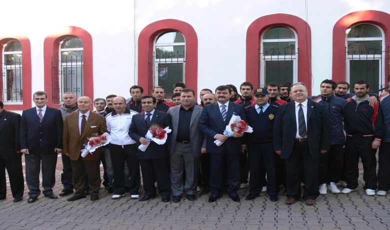 Vali Güzeloğlu'nun Bafra Ziyareti Bafra İlçesini Ziyaret Eden Samsun Valisi Hasan Basri Güzeloğlu, OsbToplantısına Başkanlık Etti, Bafra Müzesi, Bafra Belediyespor Tesisleri Ve Bafra T Tipi Cezaevi Kompleksini Gezdi - Samsun'un Bafra ilçesini ziyaret eden Vali Hasan Basri Güzeloğlu, OSB toplantısına başkanlık etti, Bafra Müzesi, Bafra Belediyespor tesisleri ve Bafra T Tipi Cezaevi kompleksinde incelemelerde bulundu.