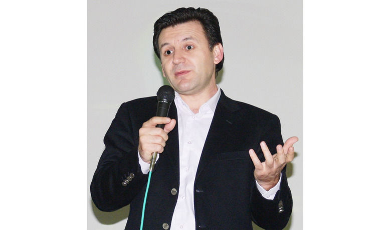 Ailede Huzurlu Olmanın Püf Noktaları Psikolog Efkan Yeşildağ: "Huzurlu Olmakİçin İnsanlar Birbirlerini Dinlemeli Ve Birbirini Değiştirmek İçin Mücadeleden Vazgeçmeli" - Huzurlu olmak için insanların birbirlerini dinlemesi ve birbirini değiştirmek için mücadeleden vazgeçmesi gerektiği belirtildi.